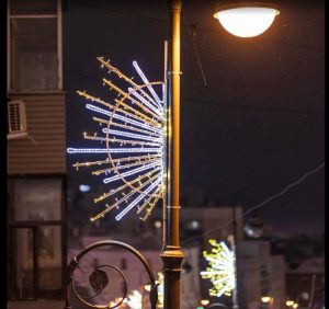 Световые символы праздника — какие формы консолей в тренде в этом сезоне